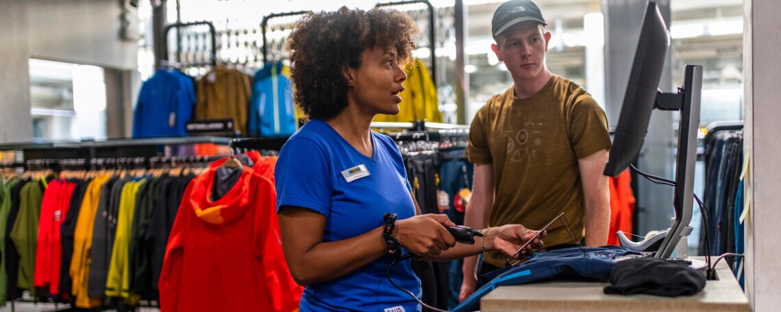 Verkaufsberater:in Travel & Outdoor 50 %, befristet von Juni bis August 2026, 1. Bild